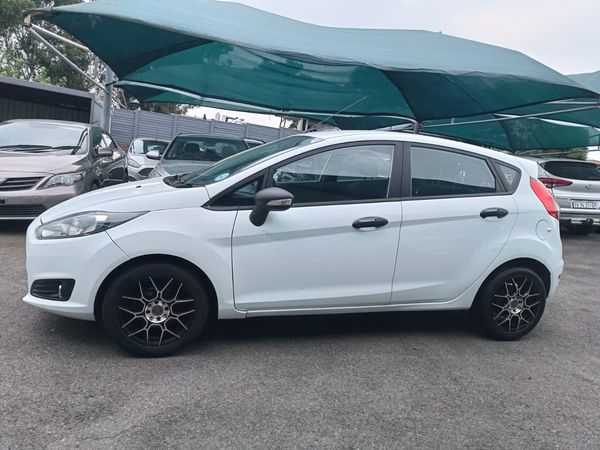 2016-Ford-Fiesta-10-EcoBoost-Ambiente-Auto-5-dr image:3