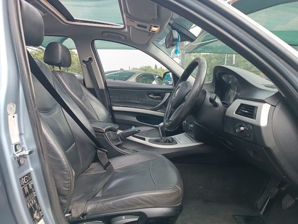 2010-BMW-3-Series-320d-Individual image:10