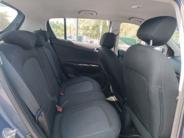 2014-Hyundai-i20-14D-Glide image:11