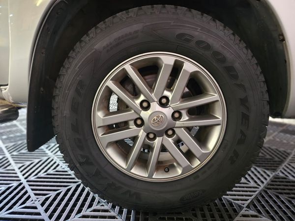 2013-Toyota-Fortuner-30-D-4D-Raised-Body-Auto image:4
