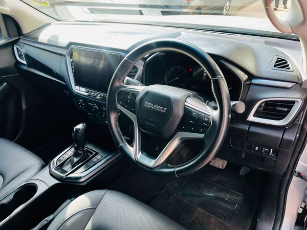 2023-Isuzu-D-Max-19-DDI-HR-X-Rider-Auto-Double-Cab image:8