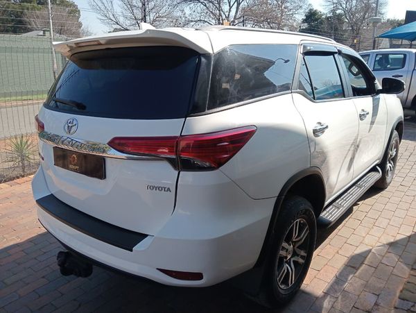 2016-Toyota-Fortuner-24-GD-6-Raised-Body-Auto image:3
