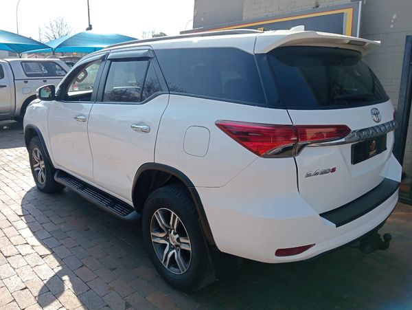 2016-Toyota-Fortuner-24-GD-6-Raised-Body-Auto image:5