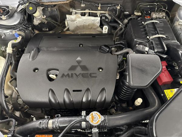 2013-Mitsubishi-Outlander-24-GLX-Auto image:11