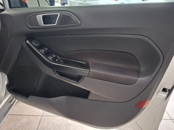 2016-Ford-Fiesta-silver image:9