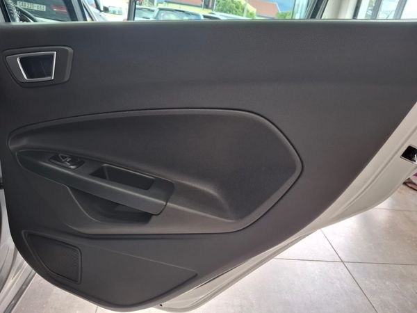 2016-Ford-Fiesta-silver image:11