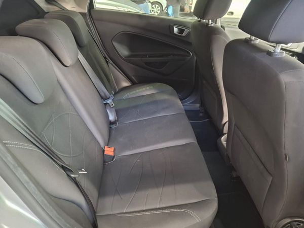 2016-Ford-Fiesta-silver image:13