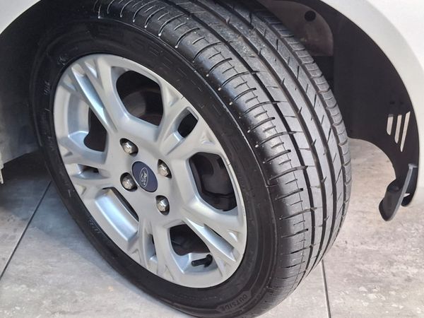 2016-Ford-Fiesta-silver image:14