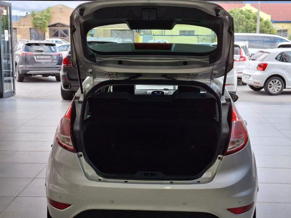 2016-Ford-Fiesta-silver image:5