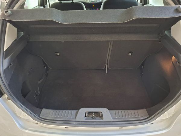 2016-Ford-Fiesta-silver image:6