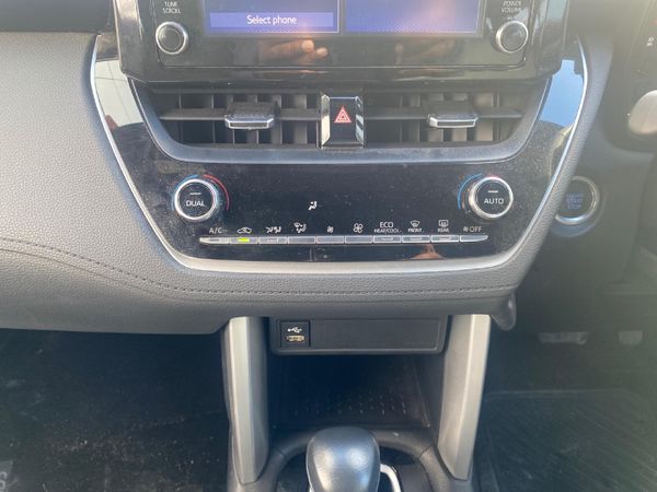 2025-Toyota-Corolla-Cross-18-XS image:12