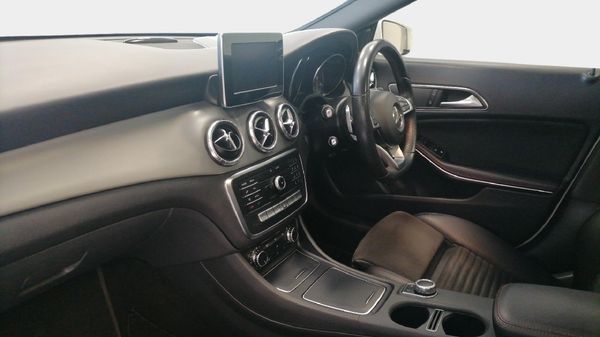 2018-Mercedes-Benz-CLA-200-Auto image:11