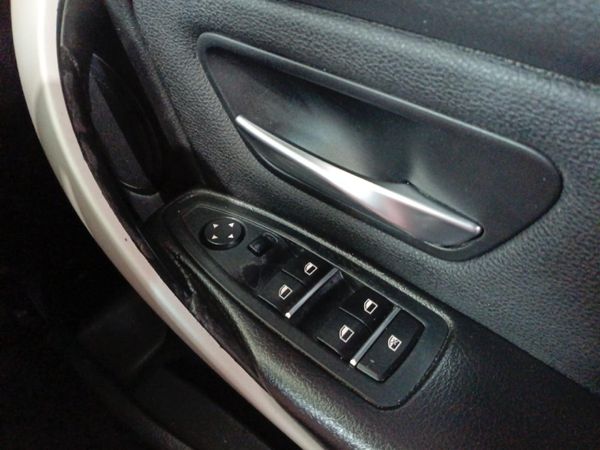 2018-BMW-3-Series-318i image:13