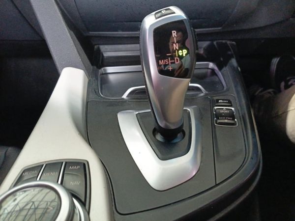 2018-BMW-3-Series-318i image:16