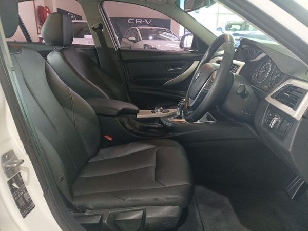 2018-BMW-3-Series-318i image:17