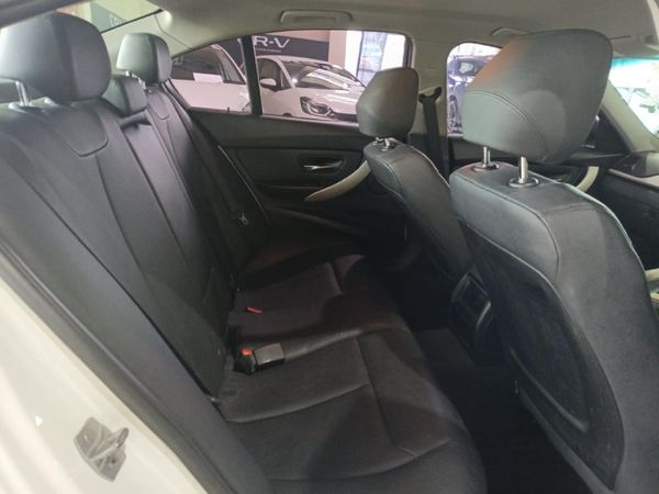 2018-BMW-3-Series-318i image:18