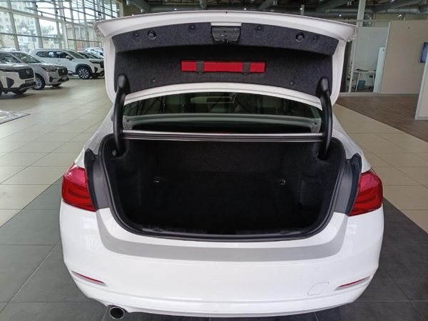 2018-BMW-3-Series-318i image:5