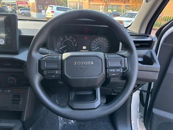 2026-Toyota-Hilux-28-GD-6-RB-SRX-4x4-Auto-Double-Cab image:17