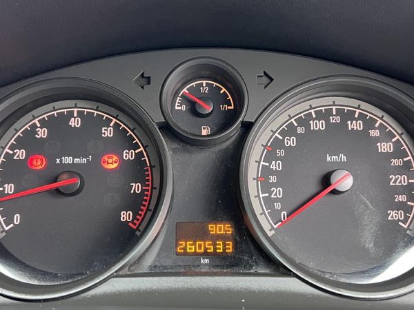 2010-Opel-Astra-16-Essentia-5-dr image:9