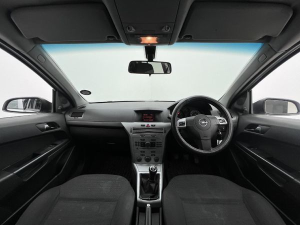 2010-Opel-Astra-16-Essentia-5-dr image:10