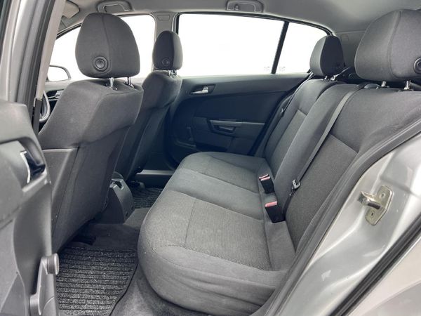 2010-Opel-Astra-16-Essentia-5-dr image:11