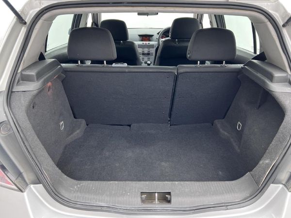 2010-Opel-Astra-16-Essentia-5-dr image:12