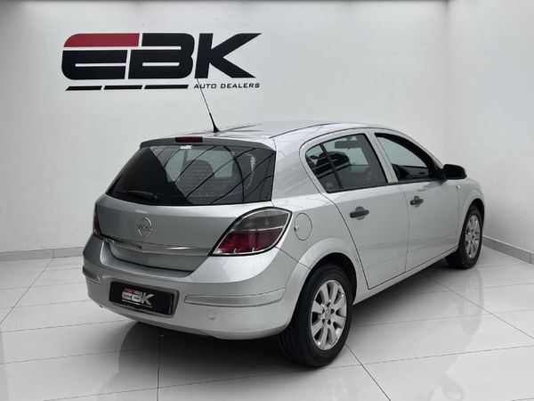 2010-Opel-Astra-16-Essentia-5-dr image:5