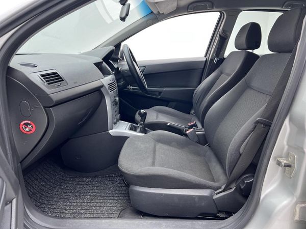 2010-Opel-Astra-16-Essentia-5-dr image:6
