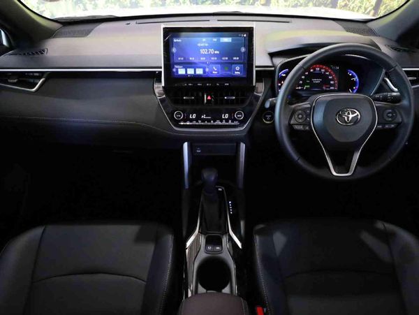 2025-Toyota-Corolla-Cross-18-XS-Hybrid image:3
