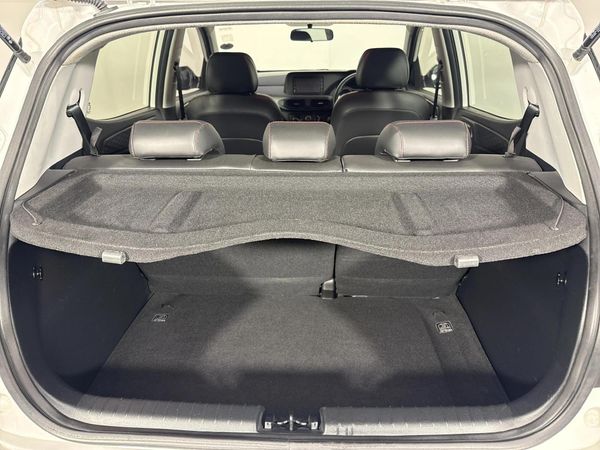 2022-Hyundai-Grand-i10-10-Fluid image:13