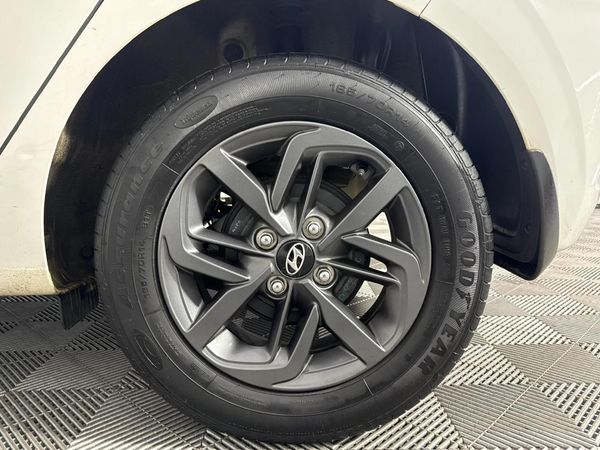 2022-Hyundai-Grand-i10-10-Fluid image:7