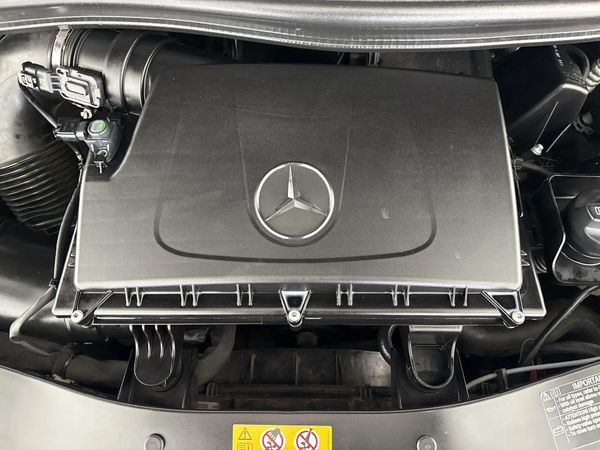 2019-Mercedes-Benz-V-Class-V-250-Bluetec-Avantgarde-Auto image:11