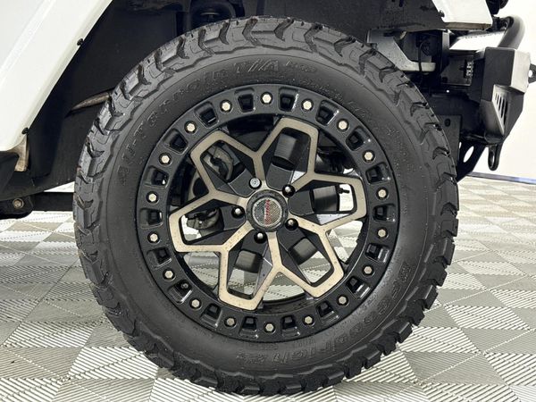 2017-Jeep-Wrangler-36-V6-Rubicon-2-dr-Auto image:3
