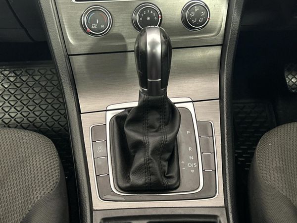 2014-Volkswagen-Golf-VII-14-TSI-Comfortline-Auto image:10