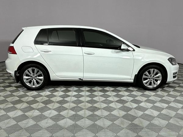 2014-Volkswagen-Golf-VII-14-TSI-Comfortline-Auto image:17