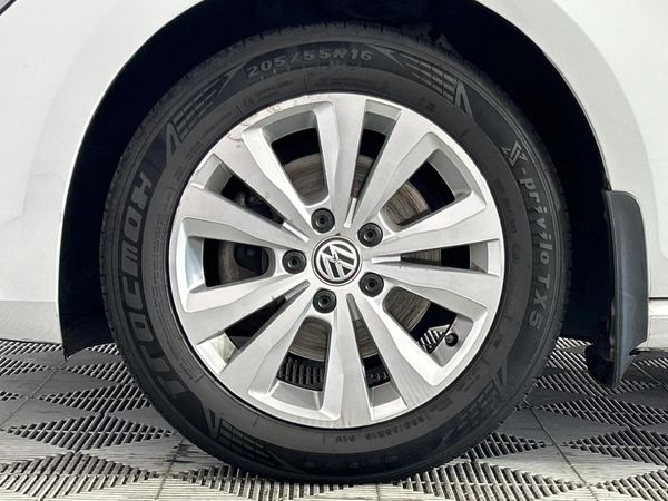 2014-Volkswagen-Golf-VII-14-TSI-Comfortline-Auto image:4