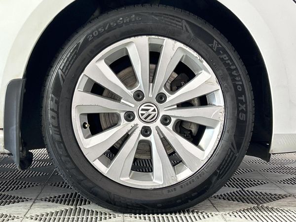 2014-Volkswagen-Golf-VII-14-TSI-Comfortline-Auto image:5