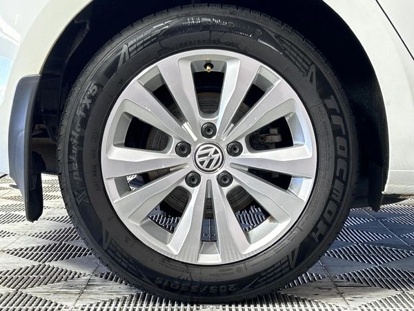 2014-Volkswagen-Golf-VII-14-TSI-Comfortline-Auto image:7