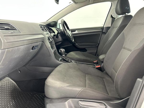 2014-Volkswagen-Golf-VII-14-TSI-Comfortline-Auto image:8
