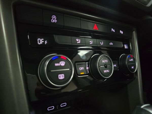 2021-Volkswagen-T-Roc-20-TSI-Design-4Mot-Auto image:16
