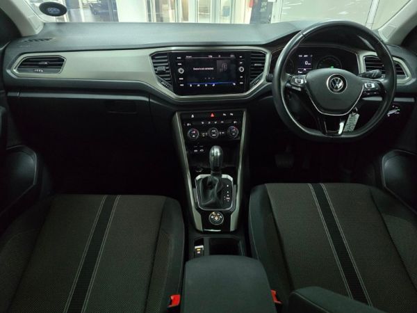 2021-Volkswagen-T-Roc-20-TSI-Design-4Mot-Auto image:7