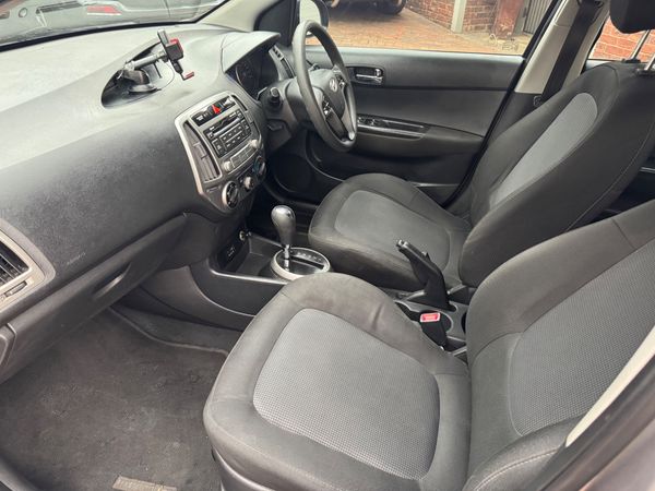 2014-Hyundai-i20-14-Fluid-Auto image:4