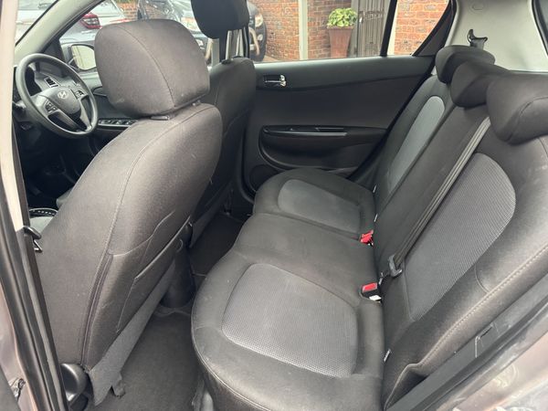2014-Hyundai-i20-14-Fluid-Auto image:5