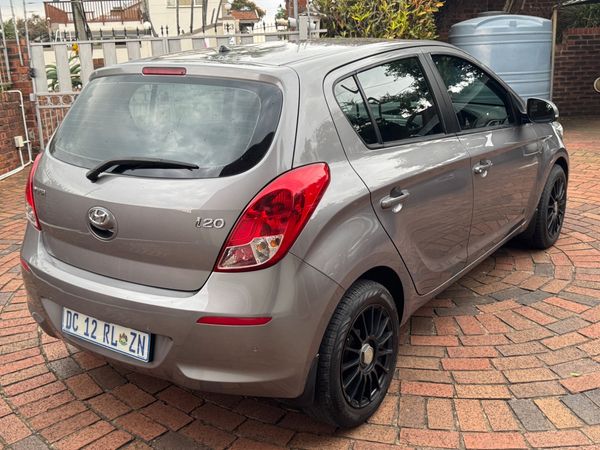 2014-Hyundai-i20-14-Fluid-Auto image:7