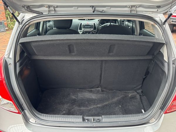 2014-Hyundai-i20-14-Fluid-Auto image:8