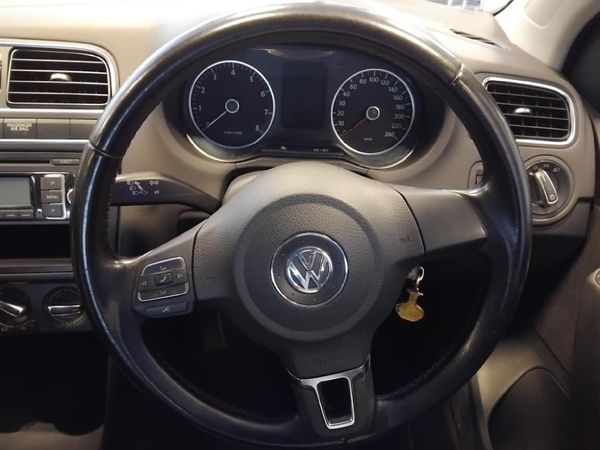 2010-Volkswagen-Polo-14-Comfortline image:10