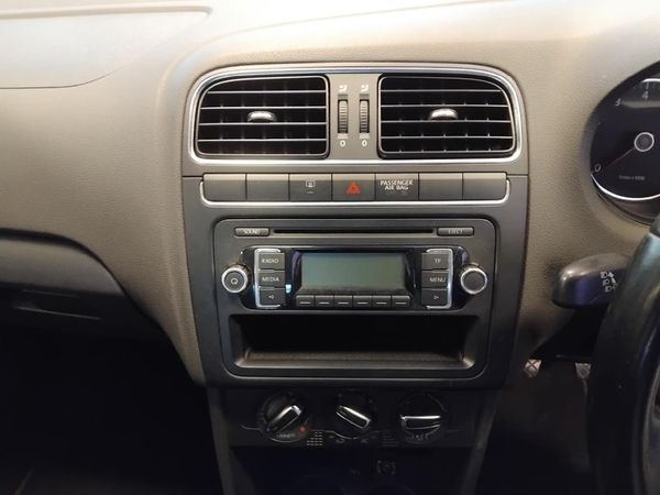 2010-Volkswagen-Polo-14-Comfortline image:11