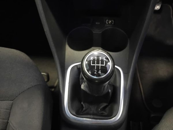 2010-Volkswagen-Polo-14-Comfortline image:12