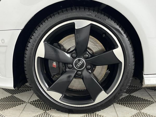 2014-Audi-S3-Sportback-quattro-Auto image:4