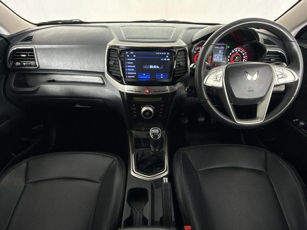 2023-Mahindra-XUV-300-15D-W8 image:1